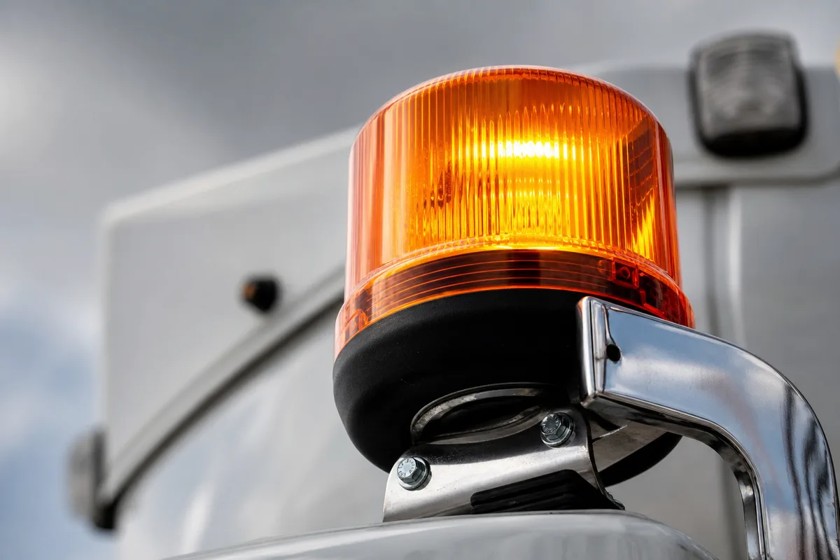 Convoi de transport exceptionnel transportant une charge industrielle surdimensionnée sur une route française